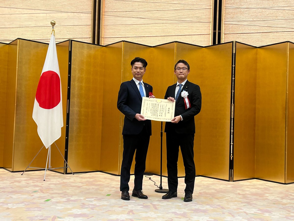 Ive0209's tweet photo. 首相官邸にて、日本スタートアップ大賞授賞式が執り行われ、Ubieが厚生労働大臣賞を受賞しました！
皆様に心より感謝申し上げます。
Ubieは、テクノロジーで医療の願いを解き放つというミッションのもと、誰もが適切な医療にアクセスできる世界の実現を目指します！
#日本スタートアップ大賞 #Ubie https://t.co/sNu6hqcdlZ