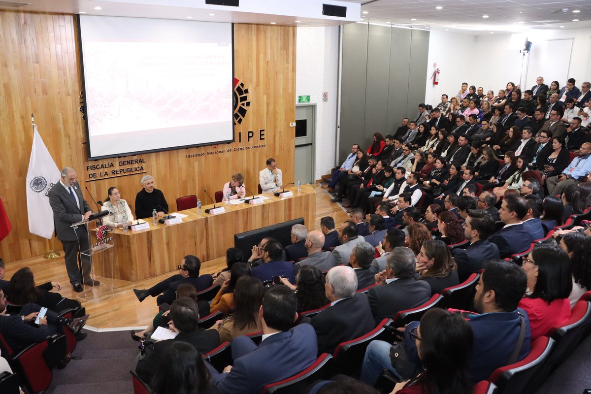 RocioBarcenaM's tweet photo. Fue un honor participar en el seminario “Seguridad Ciudadana, Procuración de Justicia y Cultura de Paz”, donde destacamos las acciones de la @SEGOB_mx en la estrategia de #AtenciónALasCausas. @Claudiashein @rosaicela_ @ErnestinaGodoy_ @FGRMexico @INACIPE @Luis_diazdeleon https://t.co/br2onIwJeq