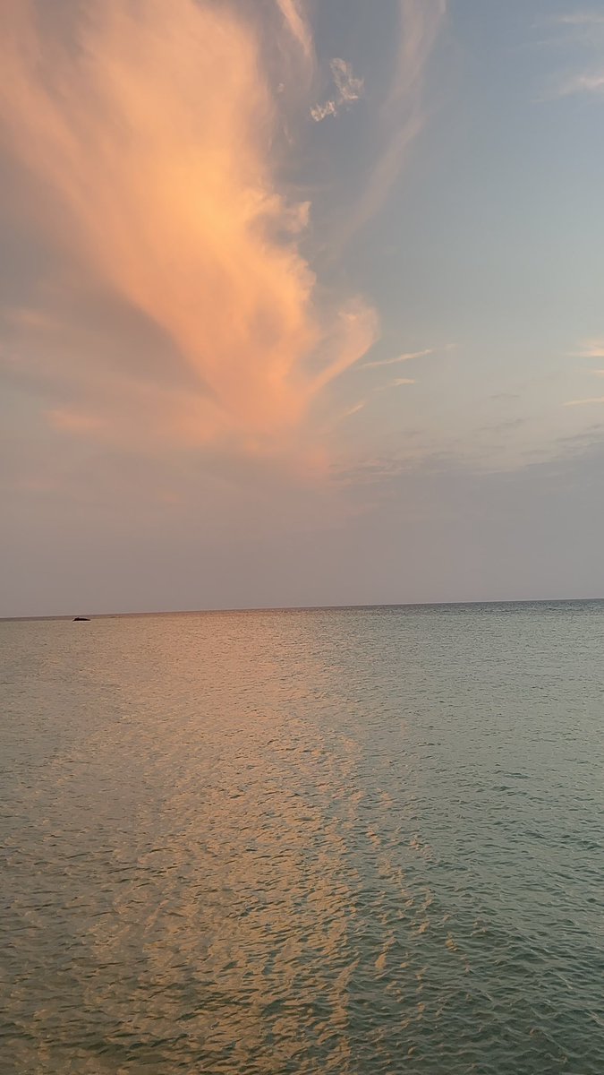 Isomyahl's tweet photo. وما أجمل البحر 💙💙💙 https://t.co/UgXpALe7Bl