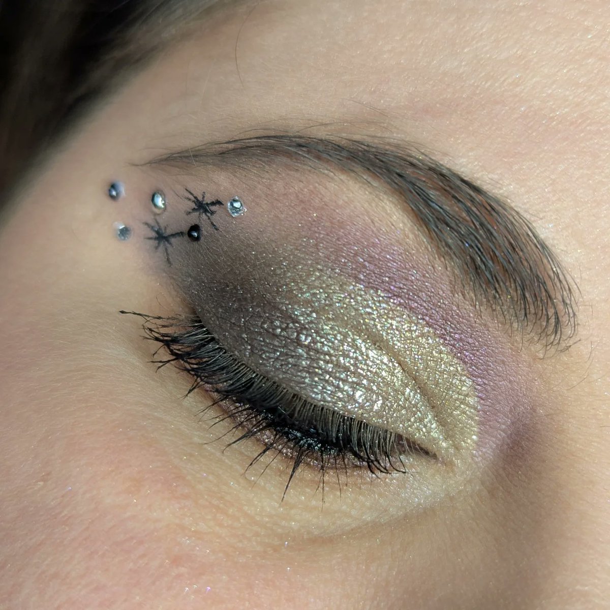 IanKozatek's tweet photo. Petit détail du matériel utilisé pour ce look rock
Yeux : palette Action France Sparkling Metal, strass et liner Dragon Ranee. Sourcils : Wet n Wild et Urban Decay. Mascara : Wet n Wild et L’Oréal. Teint : SVR, La Canopée, Maybelline et Max &amp; More. https://t.co/q6Cq5pQXnX