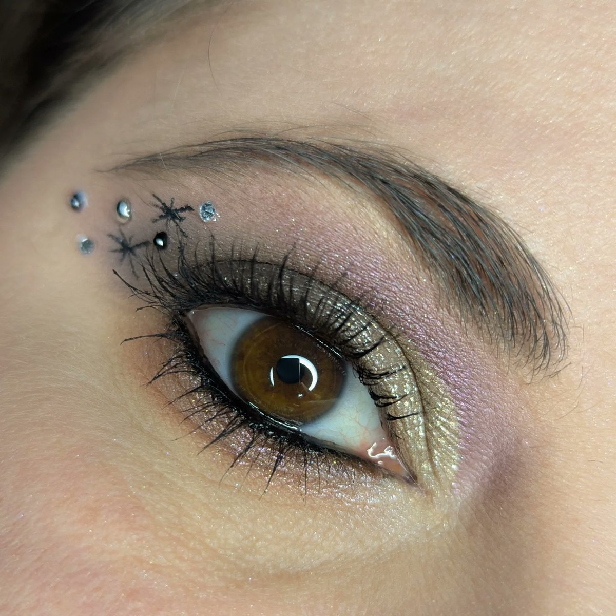 IanKozatek's tweet photo. Petit détail du matériel utilisé pour ce look rock
Yeux : palette Action France Sparkling Metal, strass et liner Dragon Ranee. Sourcils : Wet n Wild et Urban Decay. Mascara : Wet n Wild et L’Oréal. Teint : SVR, La Canopée, Maybelline et Max &amp; More. https://t.co/q6Cq5pQXnX