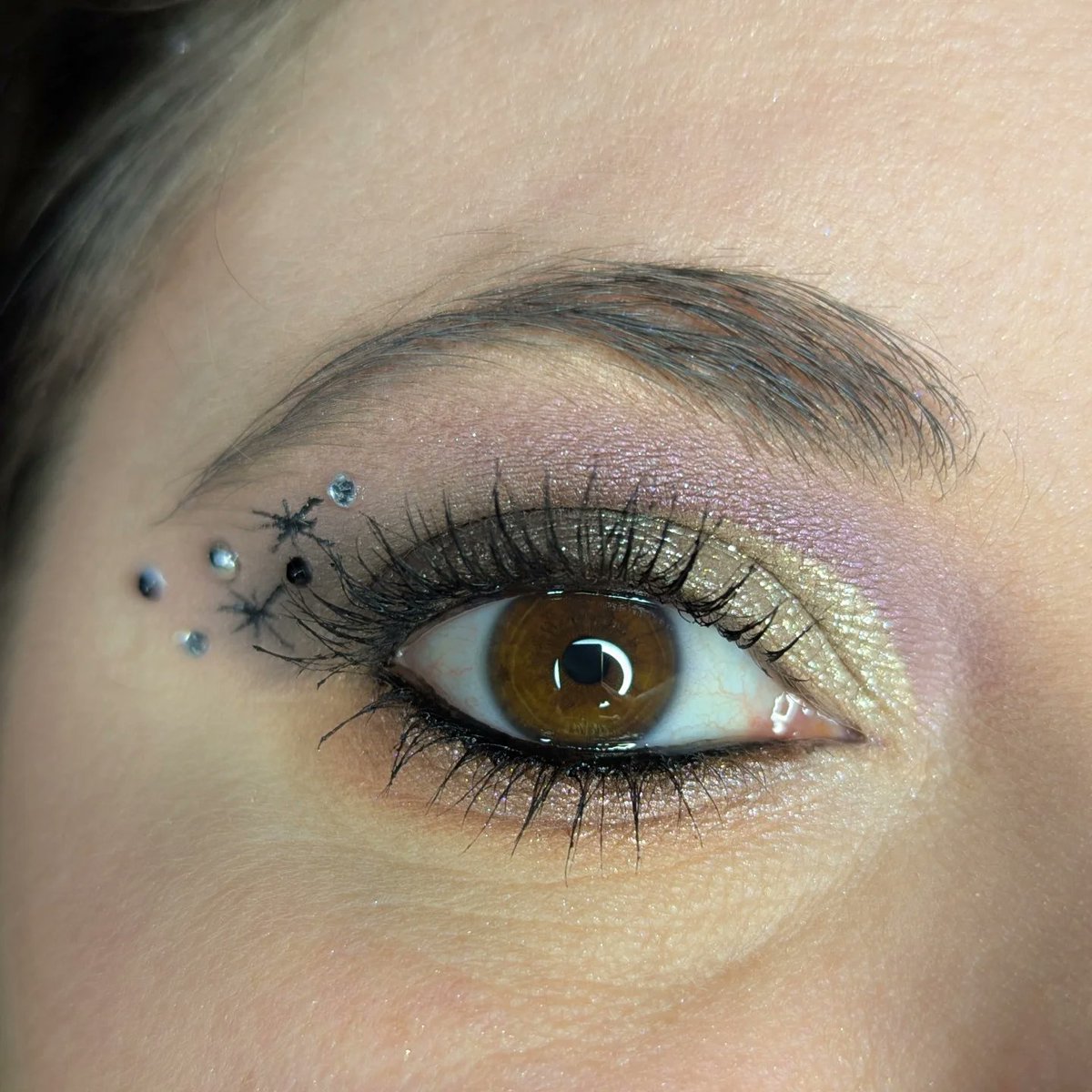 IanKozatek's tweet photo. Petit détail du matériel utilisé pour ce look rock
Yeux : palette Action France Sparkling Metal, strass et liner Dragon Ranee. Sourcils : Wet n Wild et Urban Decay. Mascara : Wet n Wild et L’Oréal. Teint : SVR, La Canopée, Maybelline et Max &amp; More. https://t.co/q6Cq5pQXnX