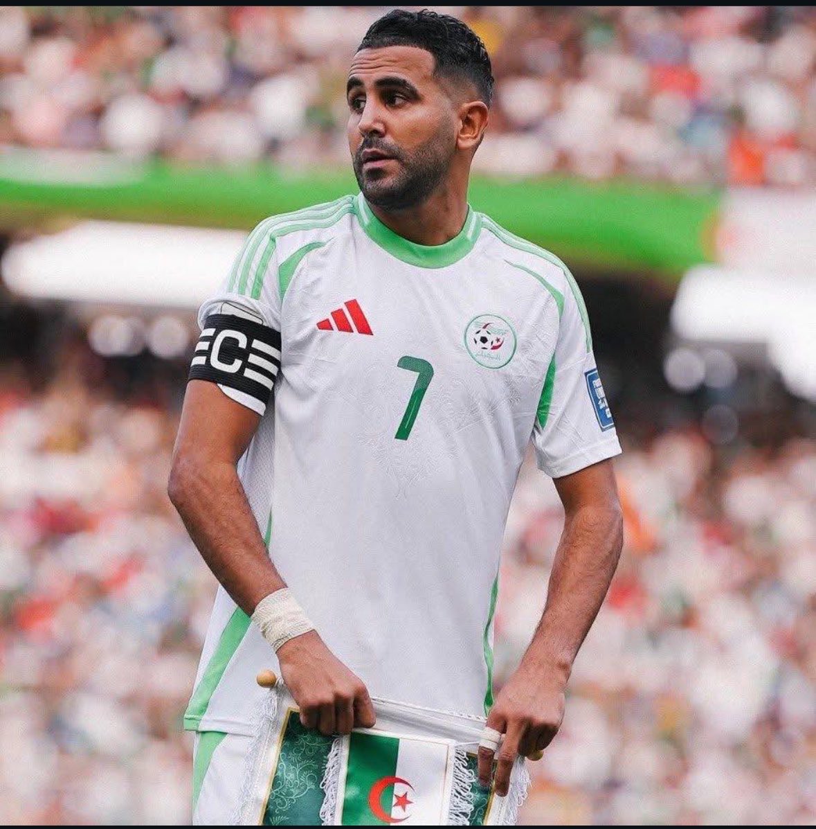 Rm7world's tweet photo. إن عاد منتخب الجزائر فمن يعيد لنا
قائد واسطورة الجزائر ؟ https://t.co/uvsaBhNFL0