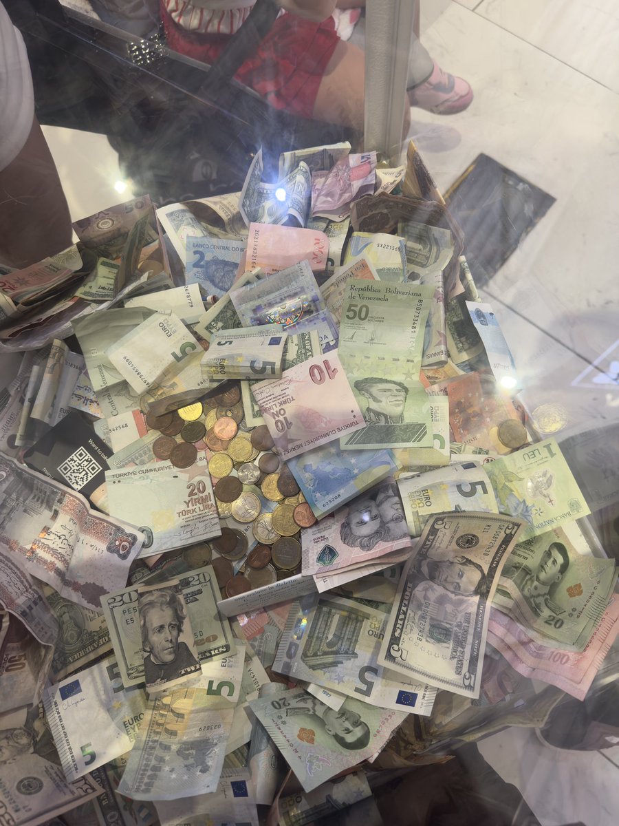 mafercleves's tweet photo. Esto lo vi en el aeropuerto internacional de Roma, estaban recogiendo dinero para ayudar a niños enfermos, encuentren el error😭 https://t.co/ClnvtTRajf
