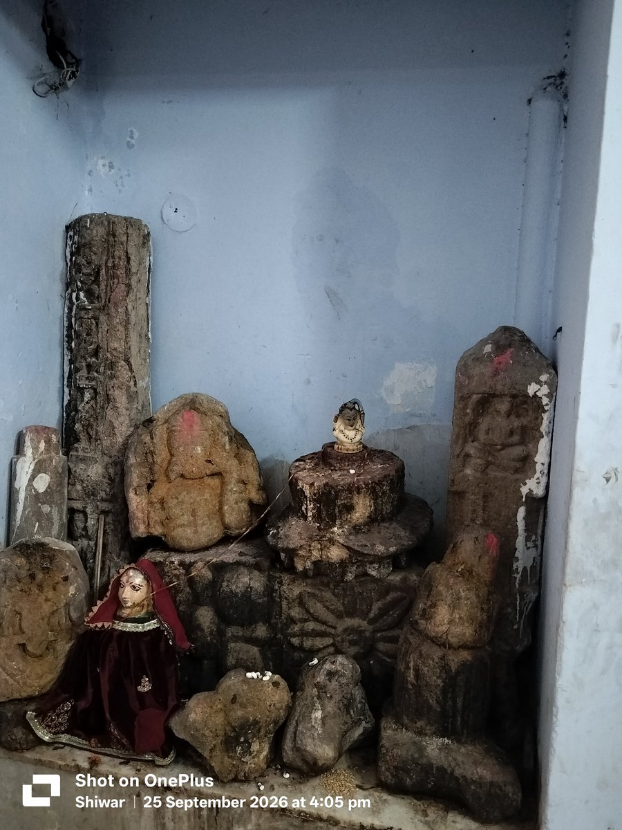 History1TM's tweet photo. वि.सं.-१०८१ व ईश्वी सन् 1024 में महमूद गजनवी द्वारा खण्डित पाषाण खंड 

२- वि.सं. १३५८ व ईस्वी सन्-1301 में -खिलजी द्वारा नष्ट किये 2 नन्दी शिखर खण्डव मूर्तियाँ ।

3. मन्दिर परिसर में उत्खनन से प्राप्त पाषाण खण्ड मूर्तियां https://t.co/ivxhktEUfg