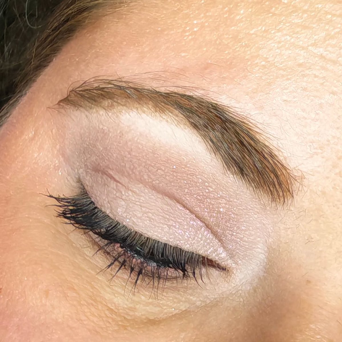 IanKozatek's tweet photo. Back to School Glam : un maquillage féminin, lumineux et élégant pour prolonger l’été. Teint frais, regard délicatement souligné, joues rosées et lèvres brillantes : prête pour une nouvelle rentrée. https://t.co/rA0LgiXTr2