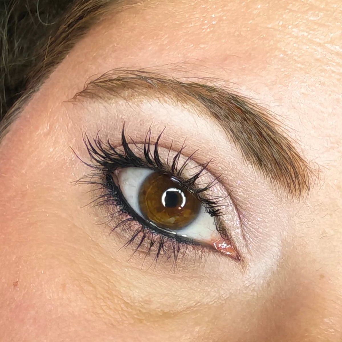 IanKozatek's tweet photo. Back to School Glam : un maquillage féminin, lumineux et élégant pour prolonger l’été. Teint frais, regard délicatement souligné, joues rosées et lèvres brillantes : prête pour une nouvelle rentrée. https://t.co/rA0LgiXTr2