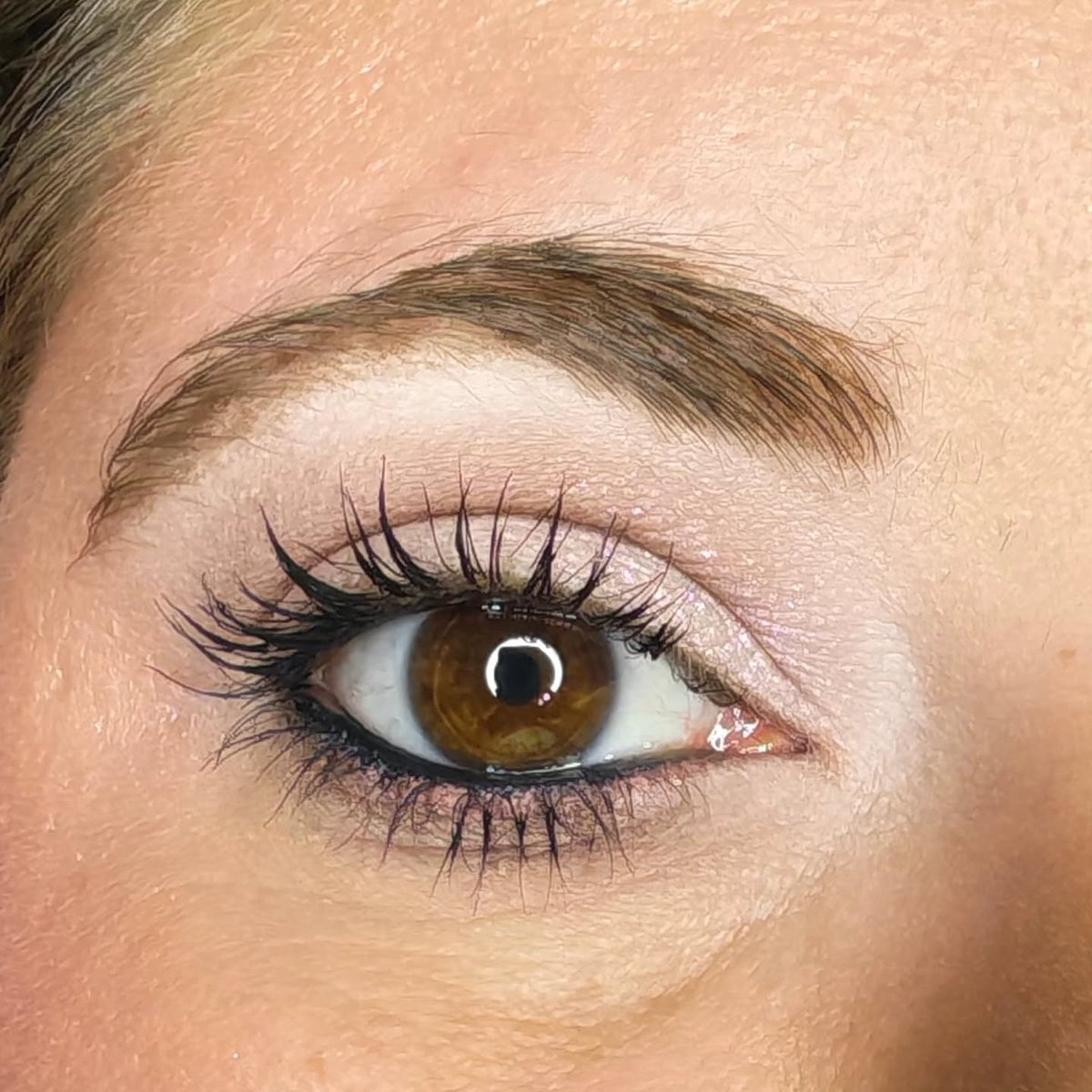 IanKozatek's tweet photo. Back to School Glam : un maquillage féminin, lumineux et élégant pour prolonger l’été. Teint frais, regard délicatement souligné, joues rosées et lèvres brillantes : prête pour une nouvelle rentrée. https://t.co/rA0LgiXTr2