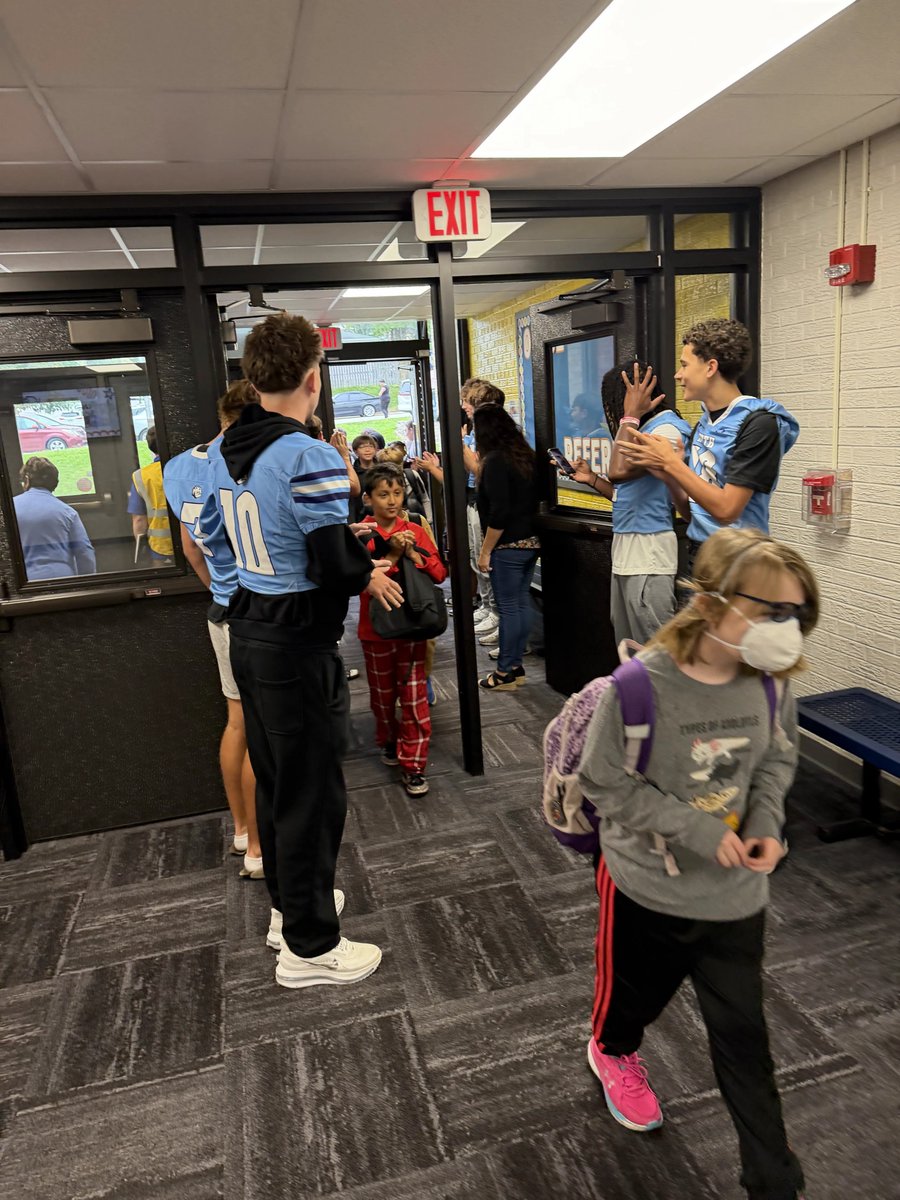 WNFball's tweet photo. This morning, our upperclassmen went over to Lowell Elementary to greet the students and invite them to our homecoming game tonight! Thanks for having us! #AlwaysNorth #YB4M https://t.co/GxTPxmJFsX