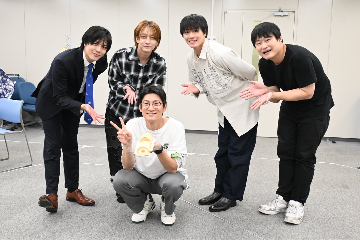 STAGE_TBSDOCS's tweet photo. ㊗️9/24は足立英昭さんのお誕生日🎂

昨日稽古にご参加いただいた皆さんと一緒にお祝いさせていただきました♪

大きいロールケーキをみんなで食べました🥄
#舞台サステナドール #TBSDOCS https://t.co/HhG4KmLaWN