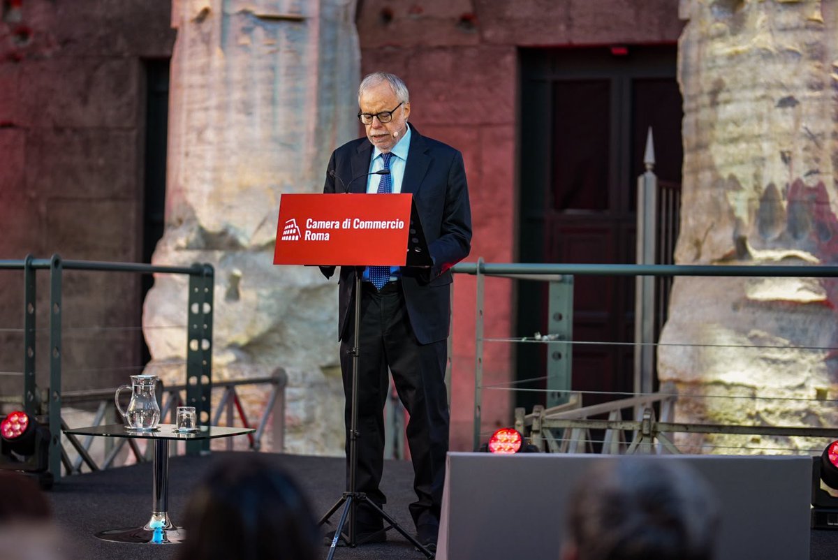 camcomroma's tweet photo. 🏛️ Seconda giornata del Roma Storia Festival. Sul palco di Piazza di Pietra il Prof. Andrea Riccardi con la lezione dal titolo: "16 ottobre 1978. L’elezione di papa Wojtyla".

🎥 Streaming ⤵️

https://t.co/okY40LGYee https://t.co/rIeAw2L4dy
