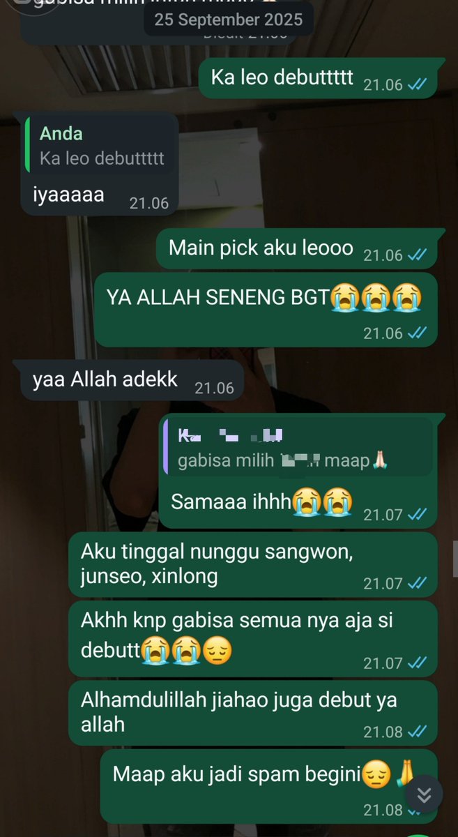 bitnaneunleo's tweet photo. Sangking senengnya aku sampe ngespam kaka aku yg ini, mianek😭
Mimpi basah gue juga kalo line up debut bakal ada 9 WKWKW😭 https://t.co/yj8uu7sekU