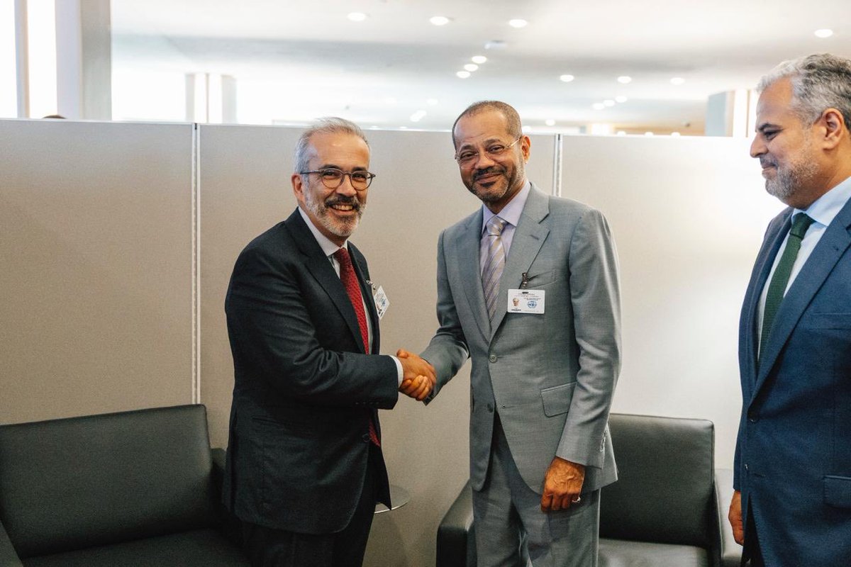 mne_pt's tweet photo. Nas Nações Unidas, o MNE @PauloRangel_pt reuniu-se com o MNE de Omã 🇴🇲 Sayyid Badr Albusaidi @badralbusaidi, continuando o diálogo regular que havia sido iniciado desde o encontro dos dois Ministros em Munique, em fevereiro.

Num momento de profunda instabilidade no Médio Oriente, Portugal valoriza o papel diplomático do Omã e os seus esforços para reabrir o Estreito de Ormuz e criar condições para o regresso à mesa das negociações.

No próximo mandato no CSNU 🇺🇳 Portugal quer trabalhar estreitamente com o Omã e com os países árabes, fazendo da diplomacia, da mediação e da prevenção de conflitos instrumentos centrais para a paz e segurança no Médio Oriente.