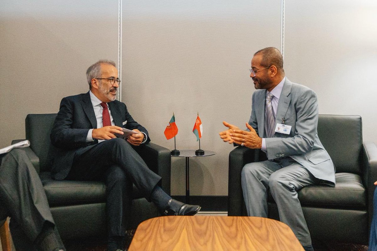 mne_pt's tweet photo. Nas Nações Unidas, o MNE @PauloRangel_pt reuniu-se com o MNE de Omã 🇴🇲 Sayyid Badr Albusaidi @badralbusaidi, continuando o diálogo regular que havia sido iniciado desde o encontro dos dois Ministros em Munique, em fevereiro.

Num momento de profunda instabilidade no Médio Oriente, Portugal valoriza o papel diplomático do Omã e os seus esforços para reabrir o Estreito de Ormuz e criar condições para o regresso à mesa das negociações.

No próximo mandato no CSNU 🇺🇳 Portugal quer trabalhar estreitamente com o Omã e com os países árabes, fazendo da diplomacia, da mediação e da prevenção de conflitos instrumentos centrais para a paz e segurança no Médio Oriente.