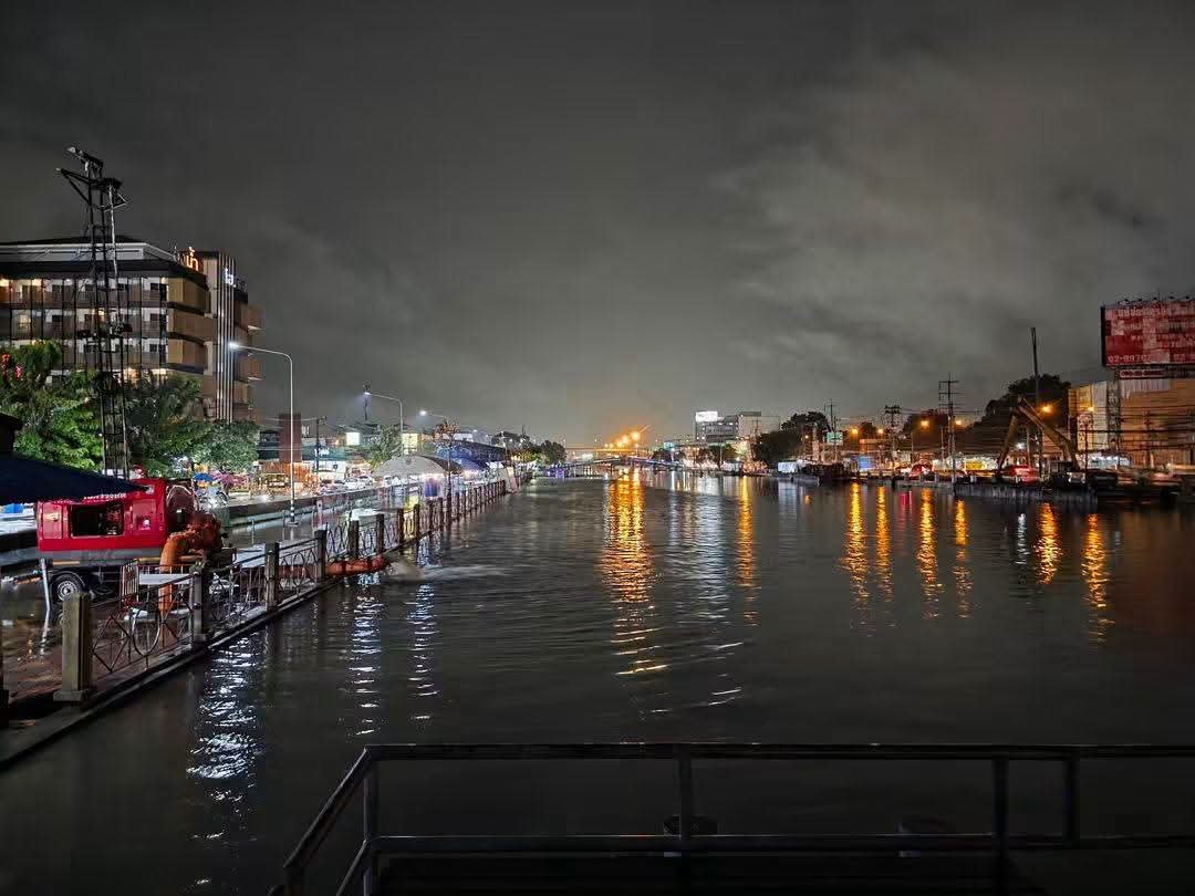 BospotterR's tweet photo. 23:00น. ภาพบรรยากาศของคลองรังสิต(สะพานแดง) ยามค่ำคืนวันที่25ก.ย.69

ระดับน้ำล้นตลิ่งเอ่อท่วมพื้นถนน บางซอยที่ระดับต่ำกว่าถนนน้ำในคลองผุดขึ้นตามท่อระบายน้ำและฝนก็ยังคงตกอย่างต่อเนื่อง 

@js100radio 
#น้ำท่วม #รังสิต #น้ำท่วมรังสิต https://t.co/Ok9cLI1rCQ
