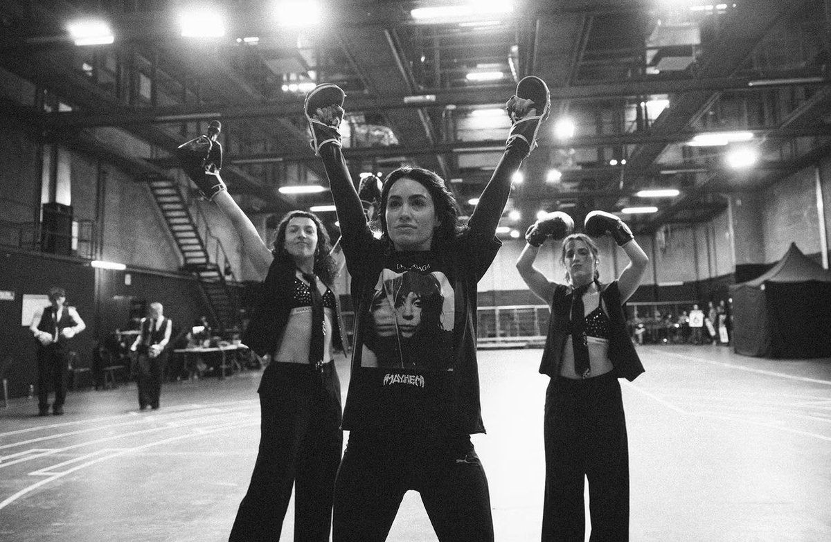 lalimysouI's tweet photo. robertita va a hacer su tercer river sold out??? https://t.co/NoSltyx6tc