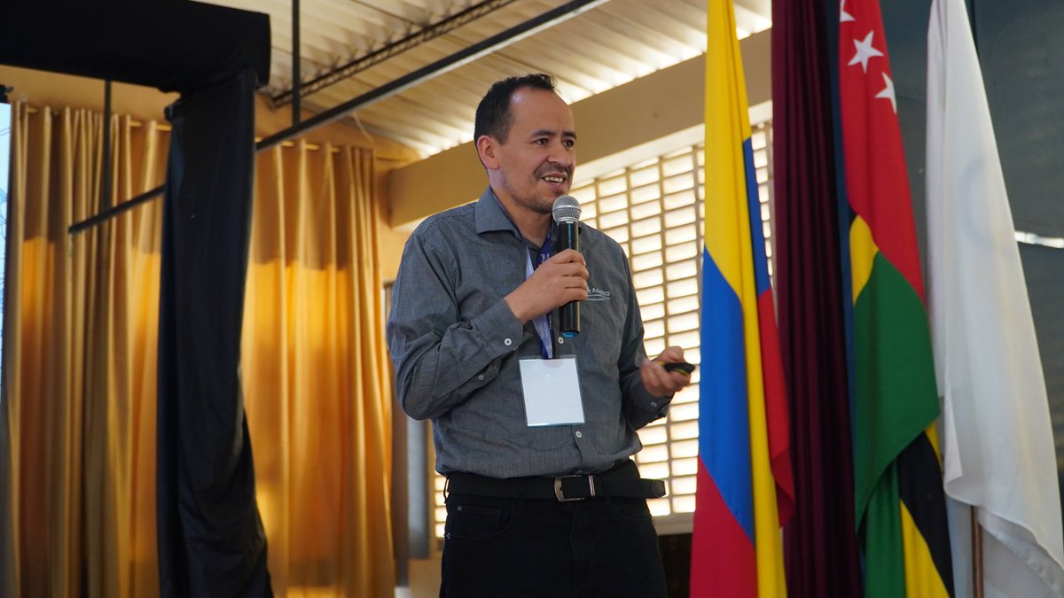 CCBucaramanga's tweet photo. @FundaCULTA @ISAGEN @GobdeSantander @jcrinconl @DahuaHQ @alcaldiazap Articulación Regional 🤝 Carlos Alberto Callejas, Director Ejecutivo de la @RedAdelco, presenta experiencias de desarrollo económico local en Colombia bajo la premisa: la gobernanza como motor de cambio e innovación territorial. 🌱 https://t.co/l1rzTaLUBd