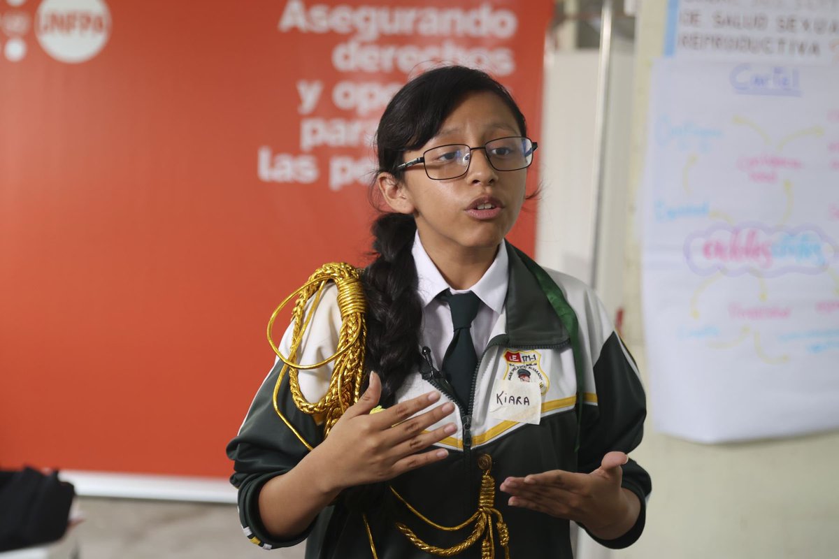 UNFPAPeru's tweet photo. Al cerrar la Semana de la Prevención del Embarazo Adolescente, ponemos la mirada en lo que hace posible el cambio: que las y los adolescentes cuenten con información, servicios, oportunidades y espacios donde puedan ejercer sus derechos y tomar decisiones sobre sus vidas.

En San Juan de Lurigancho, este trabajo se construye junto a adolescentes, instituciones públicas, escuelas, servicios de salud y organizaciones de la comunidad. A través de “Liberando su potencial, avanzamos todas”, iniciativa del UNFPA en Perú con el apoyo financiero del Gobierno de Canadá, contribuimos a fortalecer capacidades, ampliar el acceso a información y servicios de salud sexual y reproductiva y prevenir las distintas formas de violencia.

Experiencias como esta muestran que prevenir el embarazo adolescente requiere respuestas sostenidas, articuladas y centradas en los derechos y proyectos de vida de cada adolescente.

Desde el UNFPA seguiremos trabajando junto al Estado, las comunidades, la cooperación internacional y las propias adolescentes para ampliar sus opciones y crear las condiciones que les permitan desarrollar plenamente su potencial.

📖 La Agencia Andina recoge esta experiencia desde San Juan de Lurigancho y muestra cómo el trabajo articulado puede contribuir a ampliar oportunidades para las y los adolescentes:
https://t.co/zrNPbWIR5V

🔎 Más información sobre los avances y las brechas que persisten en el Perú:
https://t.co/y9rqFJKNiV