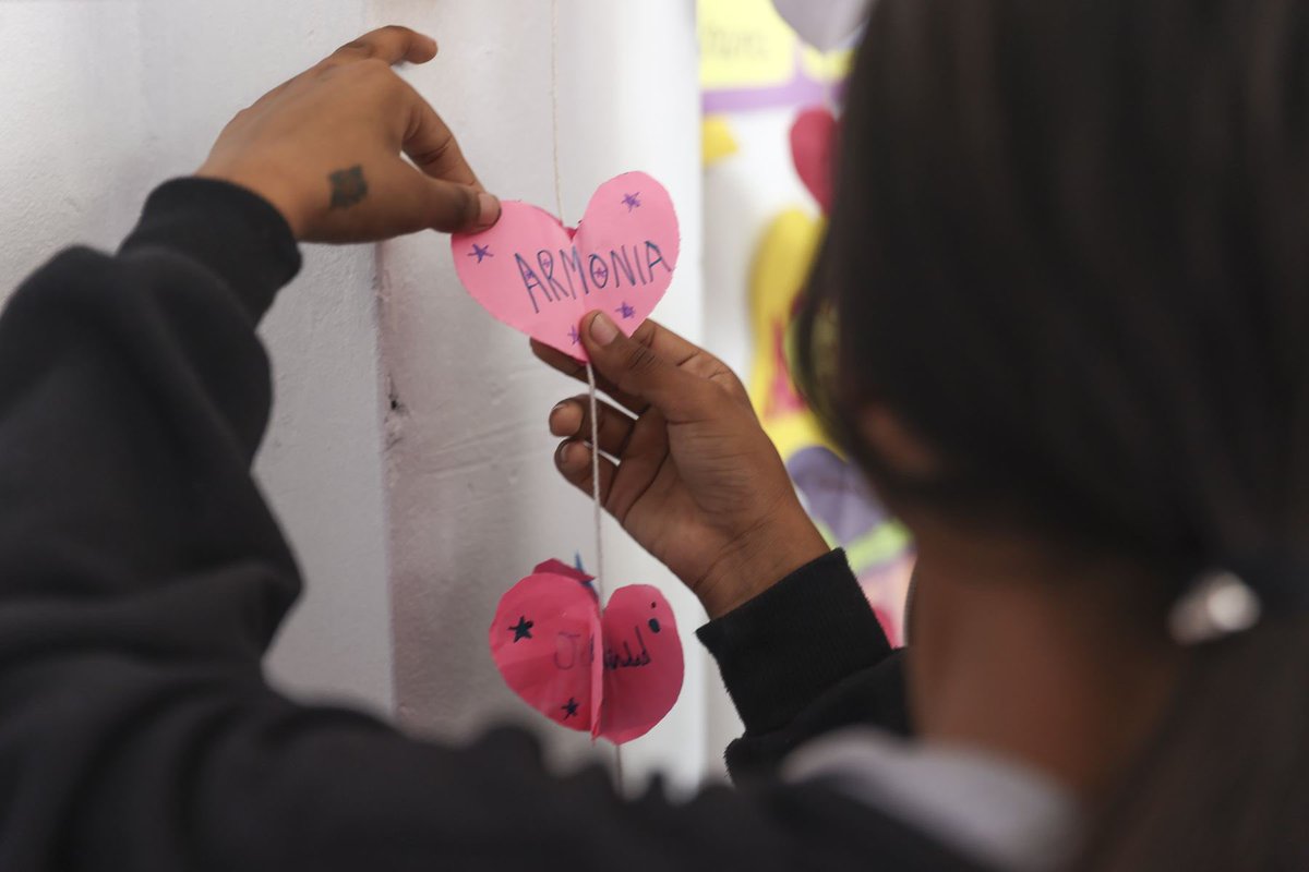 UNFPAPeru's tweet photo. Al cerrar la Semana de la Prevención del Embarazo Adolescente, ponemos la mirada en lo que hace posible el cambio: que las y los adolescentes cuenten con información, servicios, oportunidades y espacios donde puedan ejercer sus derechos y tomar decisiones sobre sus vidas.

En San Juan de Lurigancho, este trabajo se construye junto a adolescentes, instituciones públicas, escuelas, servicios de salud y organizaciones de la comunidad. A través de “Liberando su potencial, avanzamos todas”, iniciativa del UNFPA en Perú con el apoyo financiero del Gobierno de Canadá, contribuimos a fortalecer capacidades, ampliar el acceso a información y servicios de salud sexual y reproductiva y prevenir las distintas formas de violencia.

Experiencias como esta muestran que prevenir el embarazo adolescente requiere respuestas sostenidas, articuladas y centradas en los derechos y proyectos de vida de cada adolescente.

Desde el UNFPA seguiremos trabajando junto al Estado, las comunidades, la cooperación internacional y las propias adolescentes para ampliar sus opciones y crear las condiciones que les permitan desarrollar plenamente su potencial.

📖 La Agencia Andina recoge esta experiencia desde San Juan de Lurigancho y muestra cómo el trabajo articulado puede contribuir a ampliar oportunidades para las y los adolescentes:
https://t.co/zrNPbWIR5V

🔎 Más información sobre los avances y las brechas que persisten en el Perú:
https://t.co/y9rqFJKNiV