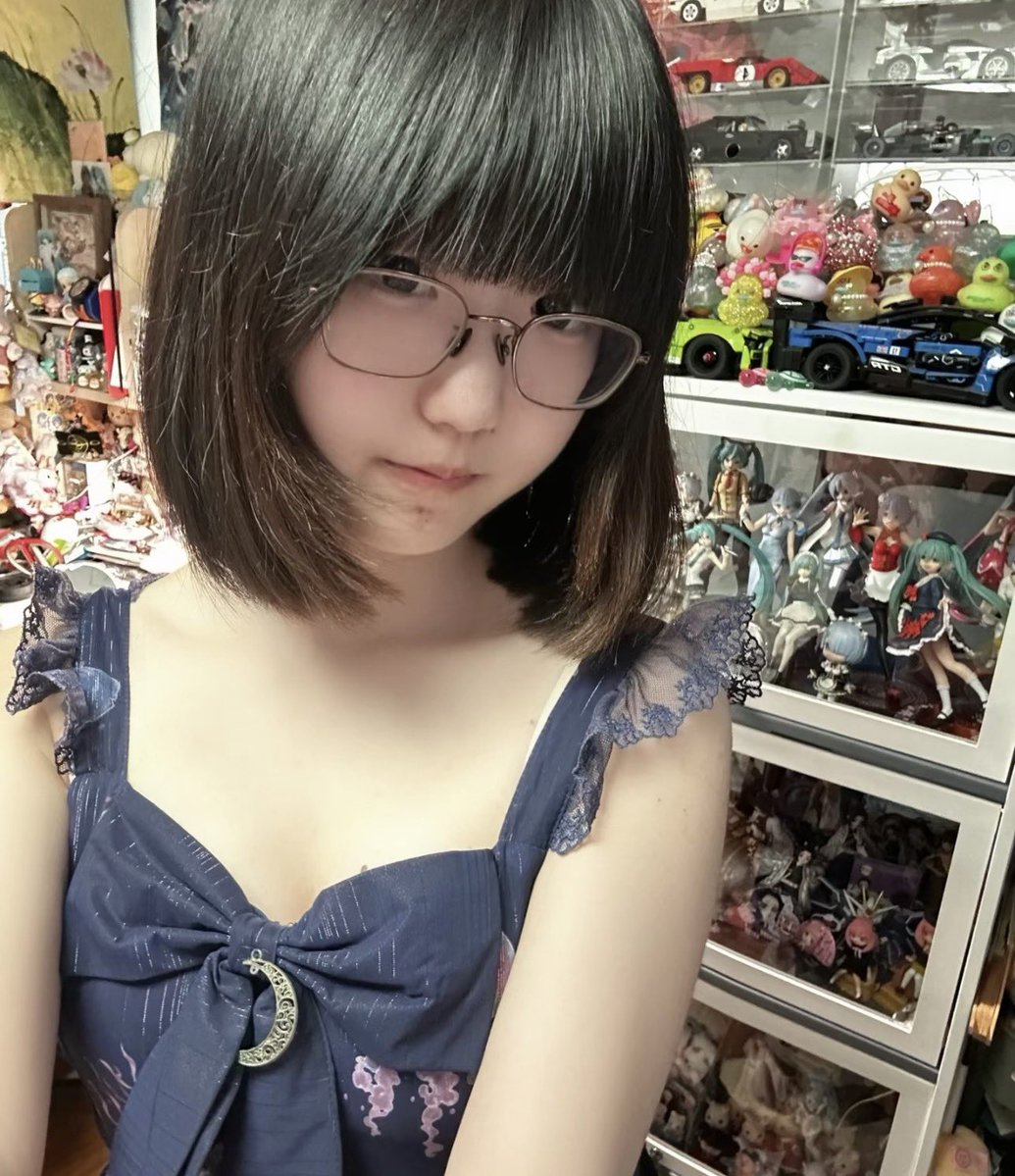 TabithaMezrzme's tweet photo. 住各位粉丝中秋合家团圆幸福安康

中秋的夜晚有没有人想要锐评，
我是真的给bb看啊

很粉，不信你试试哦😯

12岁的福啊 反正我不要🚪的啊！！！

666直发🫶💃🏻 https://t.co/NfOMm96Z0o
