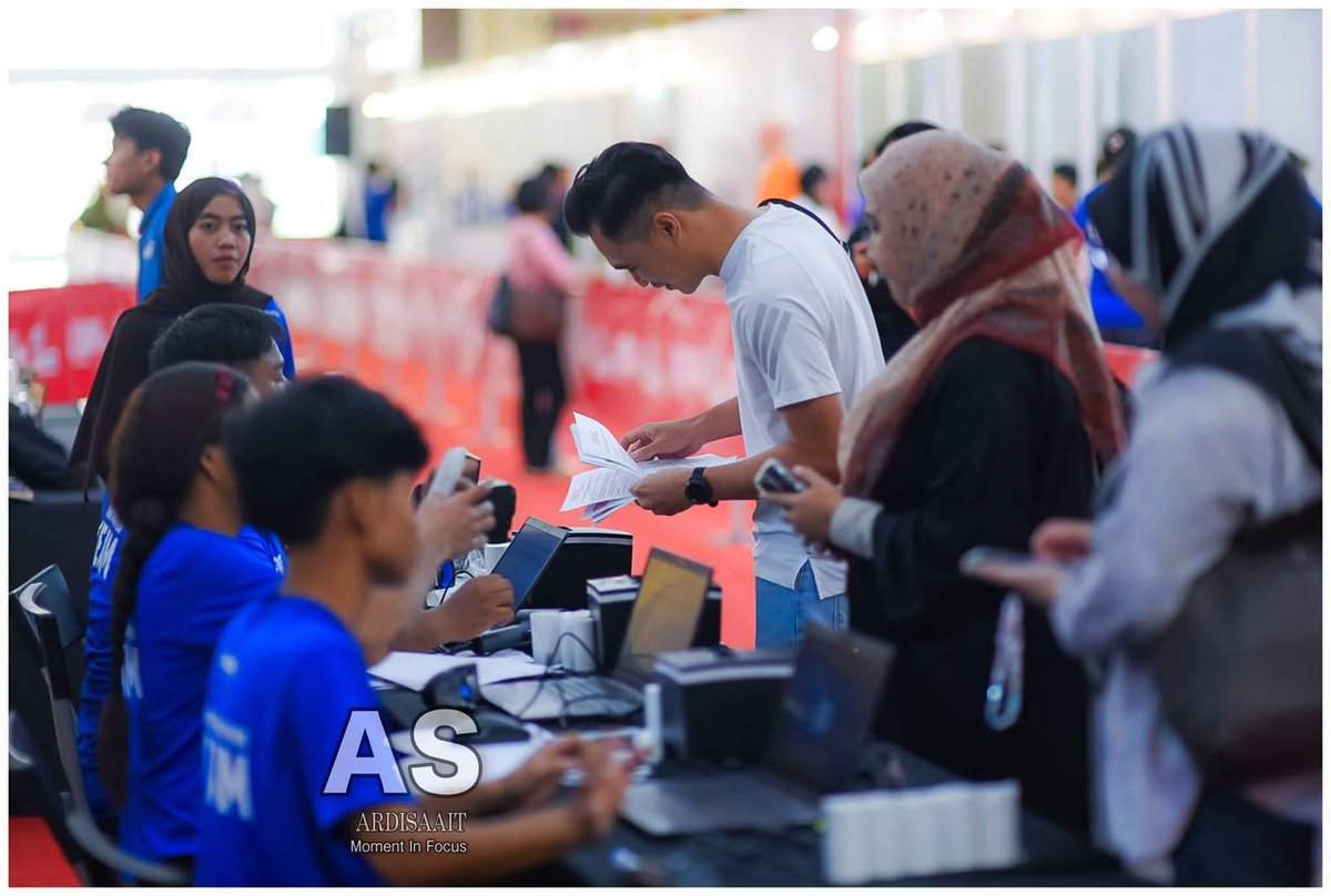 MarathonKuching's tweet photo. KM2026 RacePack Collection &amp; EXPO
Collection of Finisher Tee [42KM &amp; 21KM Categories Only] and Medals [All Categories] - Happening at  @plazamerdeka on 26 September 2026 [9am-9pm] &amp; 27 September 2026 [8am - 1pm]! 
#TogetherLetsruncatcity #KM2026 #kuchingsarawak https://t.co/fl44VQ4zJd