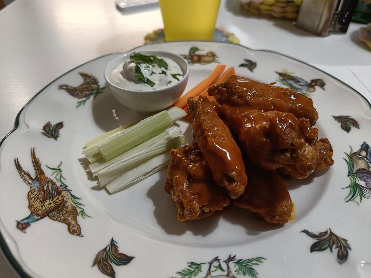 HilpoJuhana's tweet photo. Late-night food
Buffalo chicken wings
- Chicken wings deep-fried in beef tallow
- Frank’s RedHot Buffalo Wings butter sauce
- Blue cheese and sour cream (smetana) dip
- Celery and carrot sticks
1/7
#chickenwings #franksredhot #bluecheese #beeftallow #americancuisine #homemade https://t.co/CRcWWYvGbk