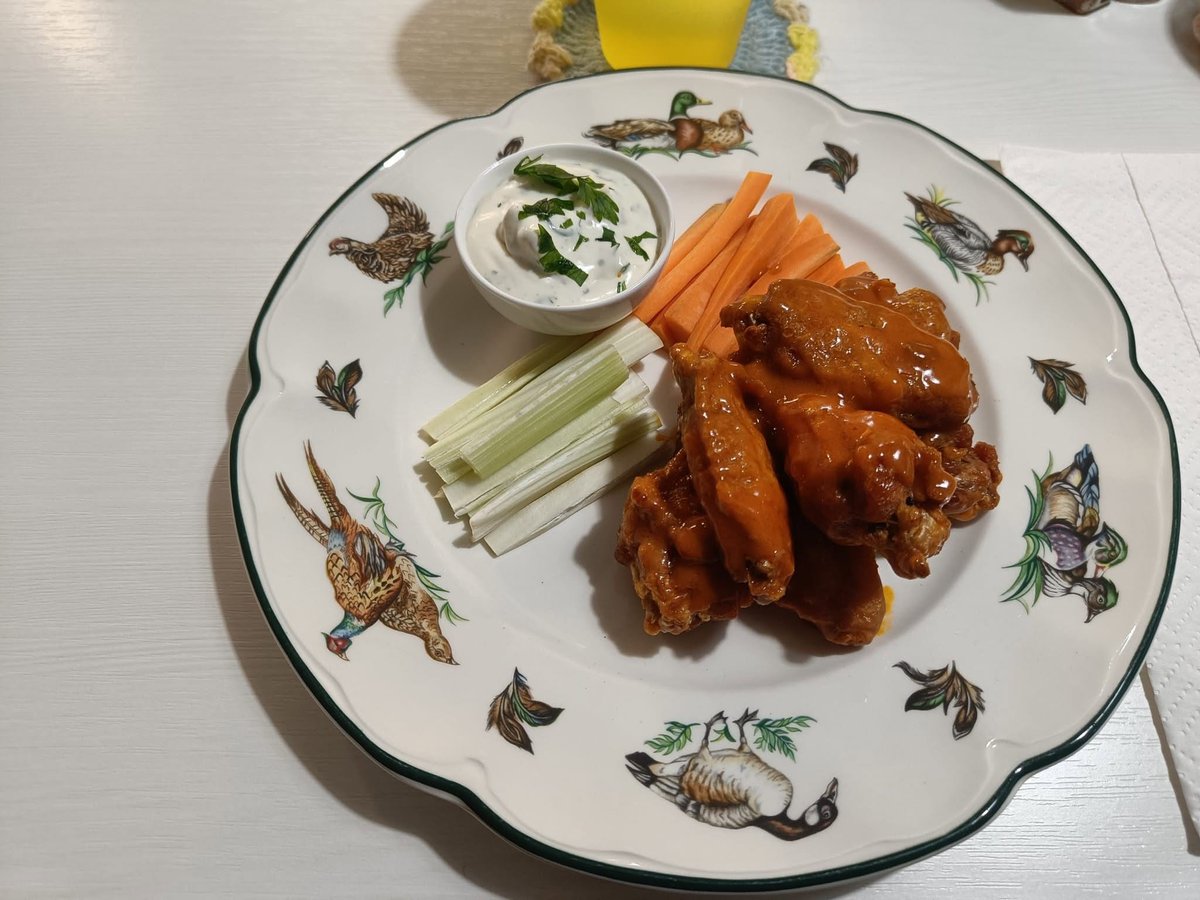 HilpoJuhana's tweet photo. Late-night food
Buffalo chicken wings
- Chicken wings deep-fried in beef tallow
- Frank’s RedHot Buffalo Wings butter sauce
- Blue cheese and sour cream (smetana) dip
- Celery and carrot sticks
1/7
#chickenwings #franksredhot #bluecheese #beeftallow #americancuisine #homemade https://t.co/CRcWWYvGbk