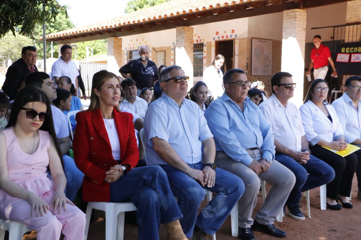 MECpy's tweet photo. El trabajo interinstitucional permite brindar entornos educativos dignos, alegres y adecuados para el aprendizaje de nuestros estudiantes.

#GobiernoDelParaguay🇵🇾 https://t.co/PzMV2Fu3Es