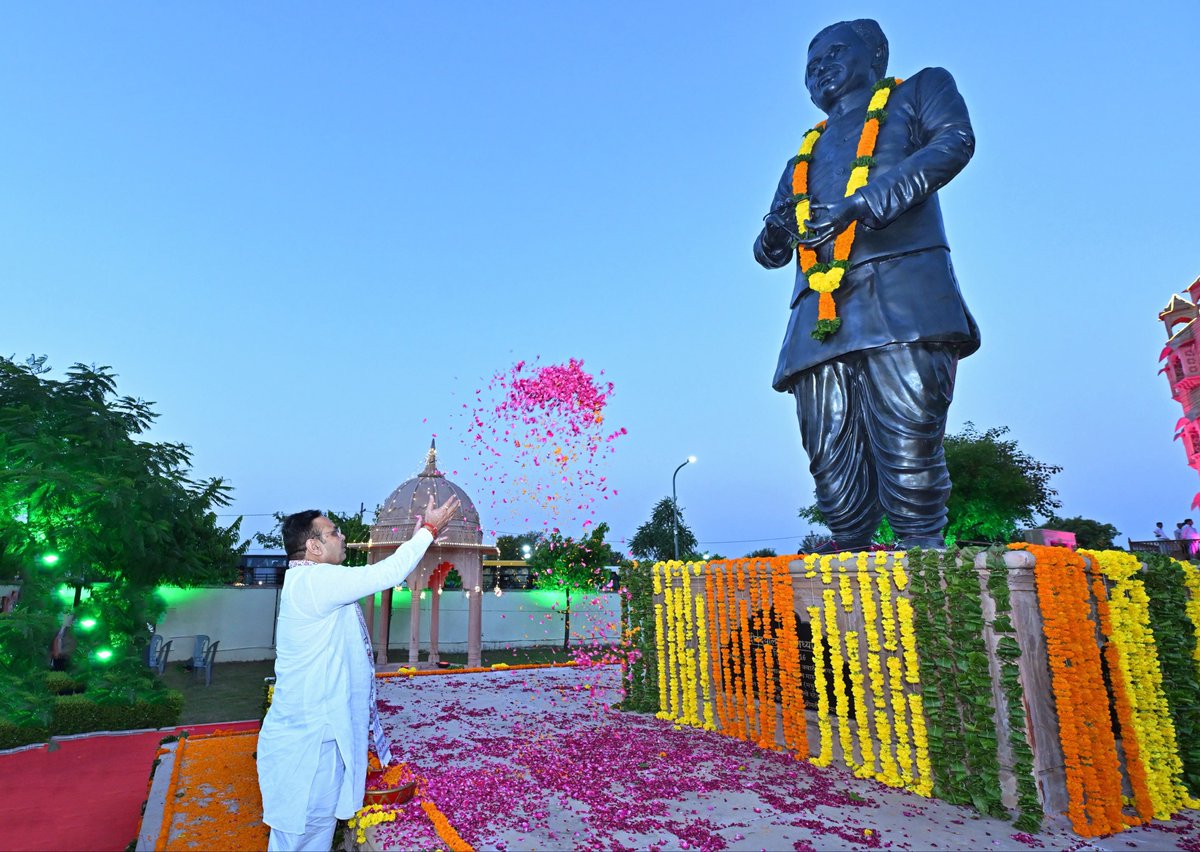 BhajanlalBjp's tweet photo. श्रद्धेय पंडित दीनदयाल उपाध्याय जी की जयंती के अवसर पर आज धानक्या स्थित स्मारक स्थल पहुंचकर उन्हें पुष्पांजलि अर्पित की और श्रद्धापूर्वक नमन किया।

पंडित दीनदयाल जी का अंत्योदय का विचार और एकात्म मानववाद का दर्शन जनसेवा एवं राष्ट्र निर्माण के लिए सदैव हमारा मार्गदर्शन करता रहेगा।

इस अवसर पर राष्ट्रीय स्वयंसेवक संघ के सरकार्यवाह आदरणीय श्री दत्तात्रेय होसबले जी सहित अन्य वरिष्ठजनों का सान्निध्य प्राप्त हुआ।
