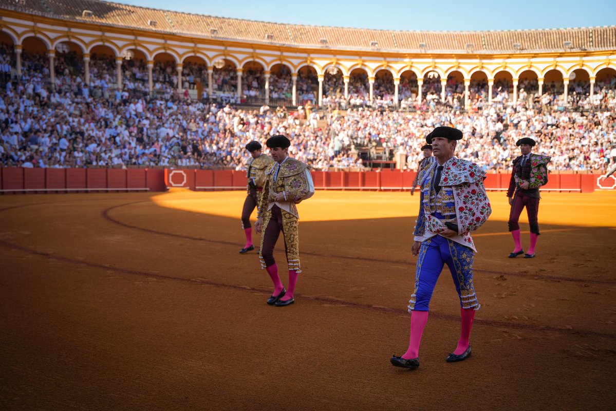 LancesMaestranz's tweet photo. 📸 Comienza el paseíllo en 🏟 la plaza de toros de Sevilla

👉 SIGUE EL TORO A TORO EN ESTE HILO🧵 https://t.co/llRQBdn86w