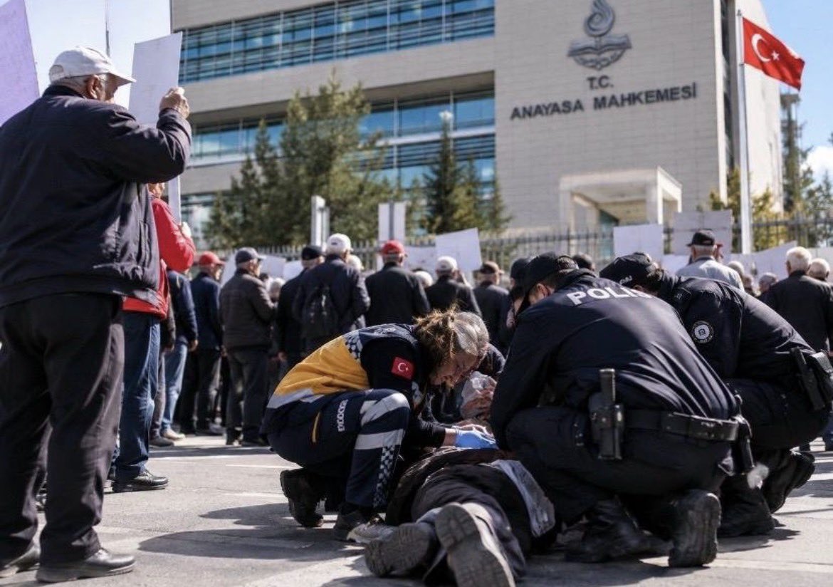 timursoykan's tweet photo. Açgözlü hırsızların fonlarla 20 milyar dolarlık vurgun yaptığı ülkede bir emekli, Anayasa Mahkemesi önündeki eylemde intihar etti. Elindeki pankartta ‘Para için değil onurumuz için’ yazıyordu. https://t.co/edMLXezXnr