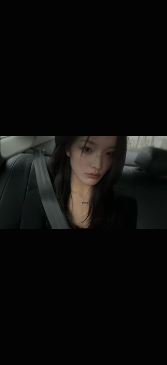 RORA_BAEMON05's tweet photo. Guys , is she wearing a SAFETY PIN necklace ?
#illit #iroha https://t.co/SEB6pmniLN