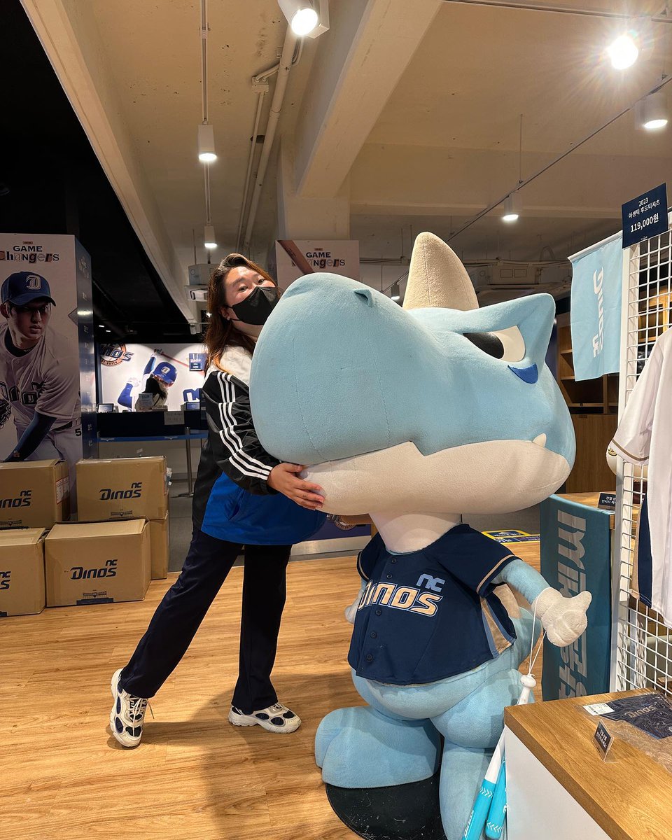 TimothyHutzou's tweet photo. 창원 1박 2일 원정! 인생네컷 빠져서 다시 올려요. 티셔츠 당첨되자마자 입고 갔는데 처참하게 ��배… 그래도 너무 귀여워서 용서됐어요. 다음 날은 멋지게 승리! სხვა 것도 많이 만들어주세요. https://t.co/RRSu3cJDTX