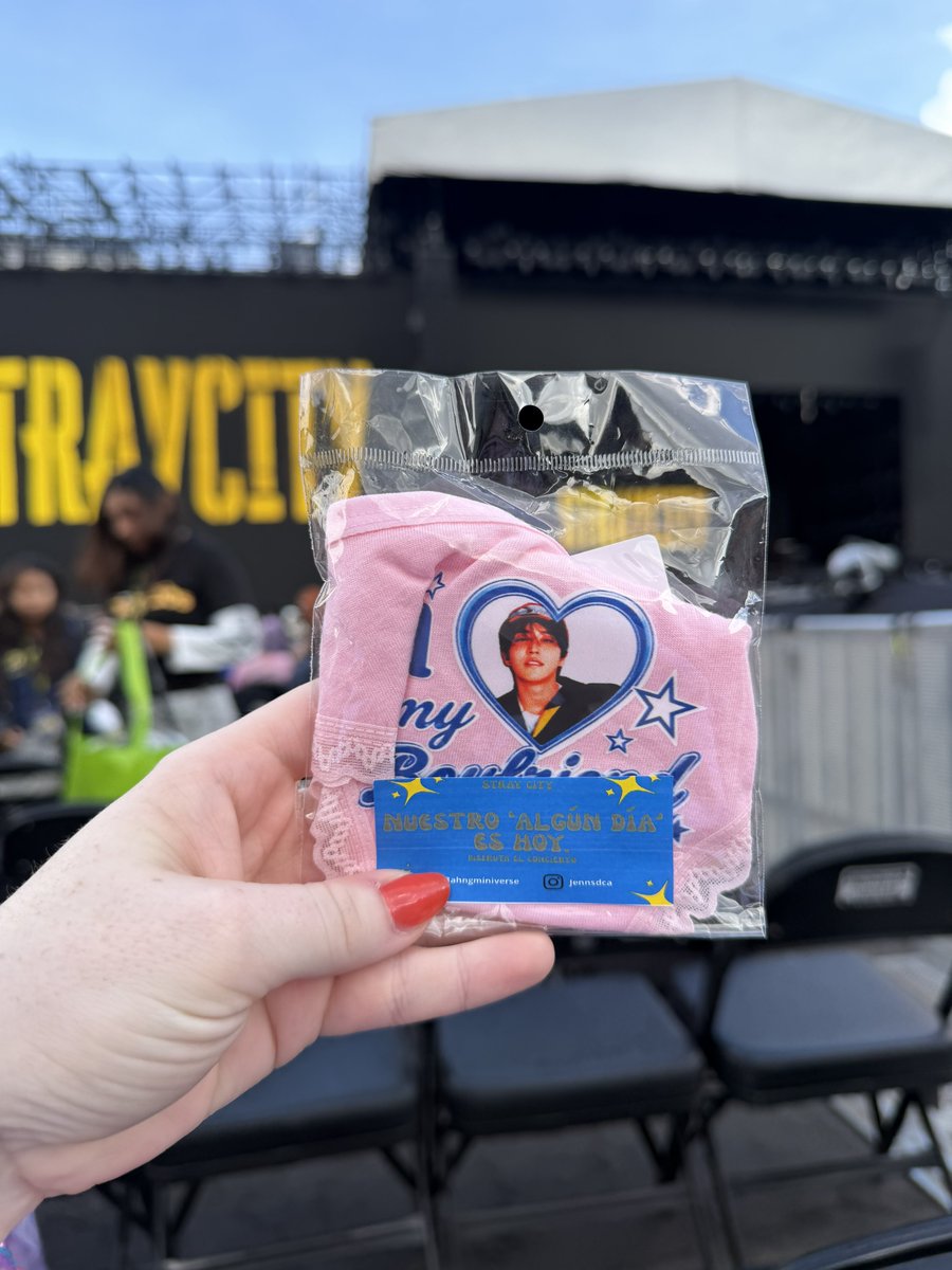 hansfairytale's tweet photo. HAN JISUNG PANTIES HELL YEAH ! https://t.co/pstVR4yOkO