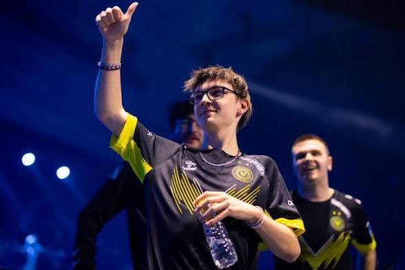 rj_phoenixxx's tweet photo. 🚨FLASH | @gentlemates' roster for RLCS 2027 based on the current state of negotiations:

- Zen 🇫🇷 (from Vitality) 
- Atow 🇫🇷 (from Karmine Corp) 
- Oski 🏴󠁧󠁢󠁥󠁮󠁧󠁿🇵🇱 (from M8) 

Nass 🇲🇦 ---> Heading to @TwisMinds Archie 🏴󠁧󠁢󠁥󠁮󠁧󠁿 ---> ?

Vitality 🇫🇷🐝 is targeting the same roster. https://t.co/RhKY2aoRo1