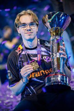 rj_phoenixxx's tweet photo. 🚨FLASH | @gentlemates' roster for RLCS 2027 based on the current state of negotiations:

- Zen 🇫🇷 (from Vitality) 
- Atow 🇫🇷 (from Karmine Corp) 
- Oski 🏴󠁧󠁢󠁥󠁮󠁧󠁿🇵🇱 (from M8) 

Nass 🇲🇦 ---> Heading to @TwisMinds Archie 🏴󠁧󠁢󠁥󠁮󠁧󠁿 ---> ?

Vitality 🇫🇷🐝 is targeting the same roster. https://t.co/RhKY2aoRo1