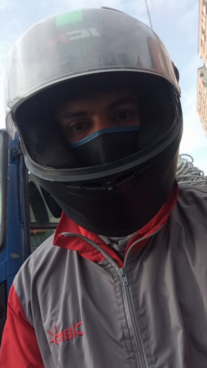ColombiaOscura's tweet photo. #INTOLERANCIA. Motociclista identificado como Andrés Leonardo Chape Tabares, contratista de Claro con placa HJT84E, quedó registrado por cam/Tesla cuando destruye espejo retrovisor derecho del veh/particular tras intentar adelantar imprudentemente entre un tractocamión y el automotor afectado.