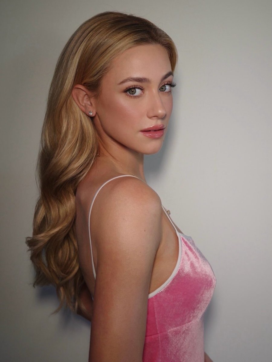 Sapnagirl38's tweet photo. So beautiful Lili Reinhart 🩷 https://t.co/DOKyn70ErS