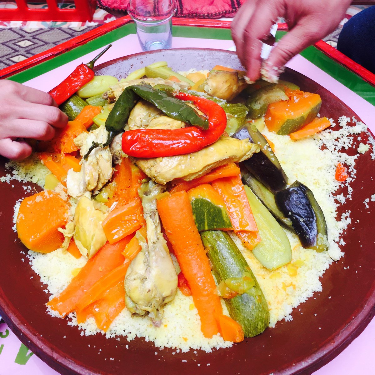 hidedumaroc's tweet photo. モロッコへ行ったら、
まず食べてほしい。
タジン、クスクス、パン、
ミントティー。
美容の勉強をする前に、
その土地のものを食べ、
その土地の人と同じ時間を過ごす。
文化を知るというのは、
たぶん、そこから始まる。 https://t.co/SSbum8QRBd