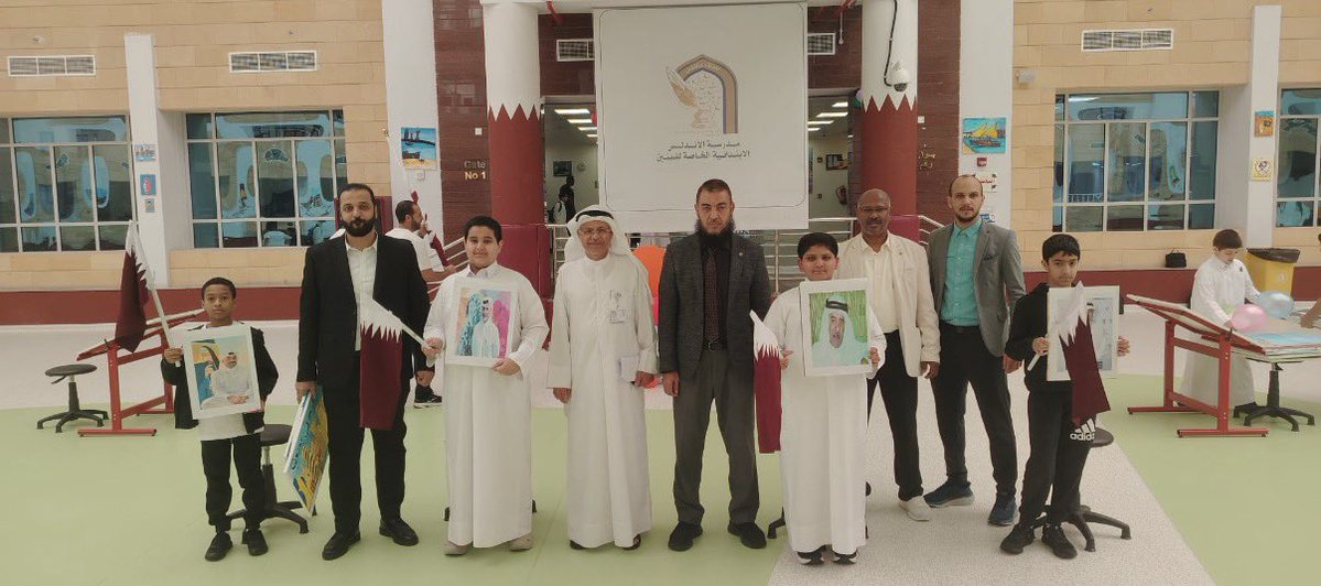 andalus_primary's tweet photo. في إطار رؤية المدرسة، المتعلقة بترسيخ الهُويّة الوطنية؛ قدّم قسم الفنون البصرية- الخميس 24-9-2026- برنامجا إذاعيا صباحيا بعنوان (رسالة من فنان قطري)، تضمّن جولةً فنية للتعريف بعدد من الفنانين القطريين وتجاربهم وإسهاماتهم في إثراء الحركة التشكيلية بدولة قطر. https://t.co/OE2gwUMdbj