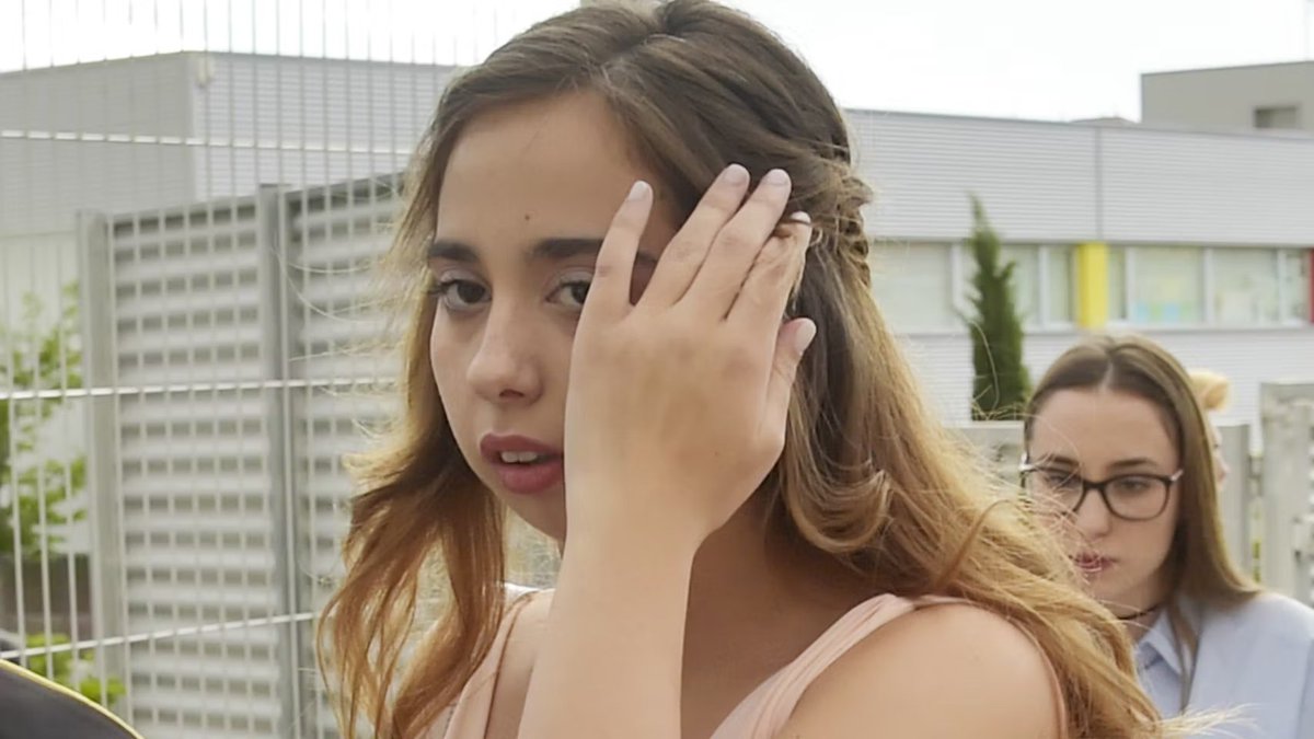 SydneyWellingt1's tweet photo. Contrario a los rumores, Andrea Janeiro NO pierde su condición de persona anónima.
(ni aunque intervenga telefónicamente en la entrevista) 
Al no comercializar con su vida privada, la protección legal se mantiene intacta frente a apariciones puntuales. 
#DeViernes #belenestaban https://t.co/0D7KTtAA46