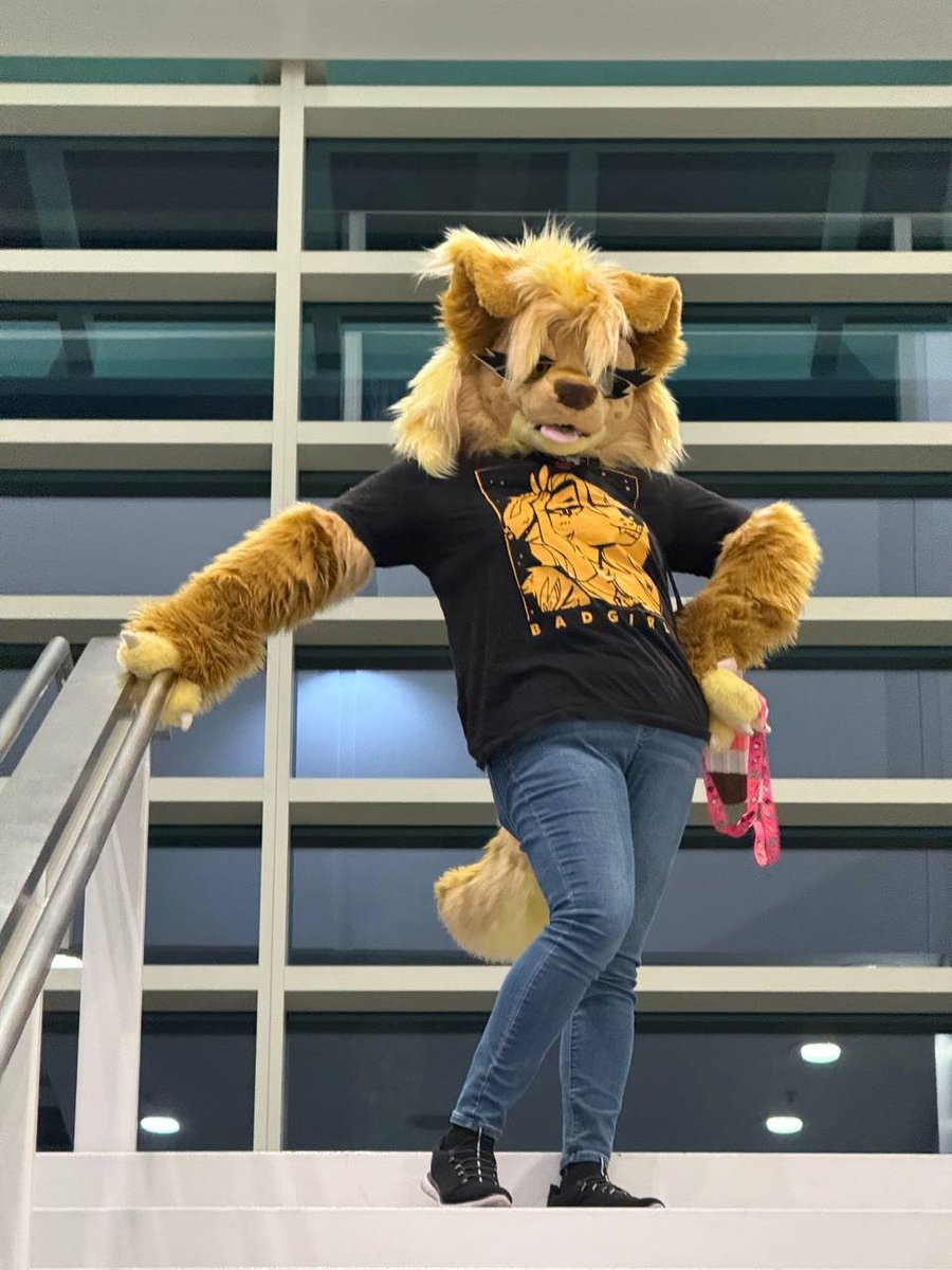 LilliSketchOwO's tweet photo. ✨️There's a new sassy mutt in town this #FursuitsFriday ✨️

Im so in love in my new skin that I cant wait for all the new adventures ahead ✨️

She was fured up by @CactusKingsSt on a Katanori base on Etsy

My paws &amp; tail were made by Because_Fuzz https://t.co/MQGFrJWlQ7