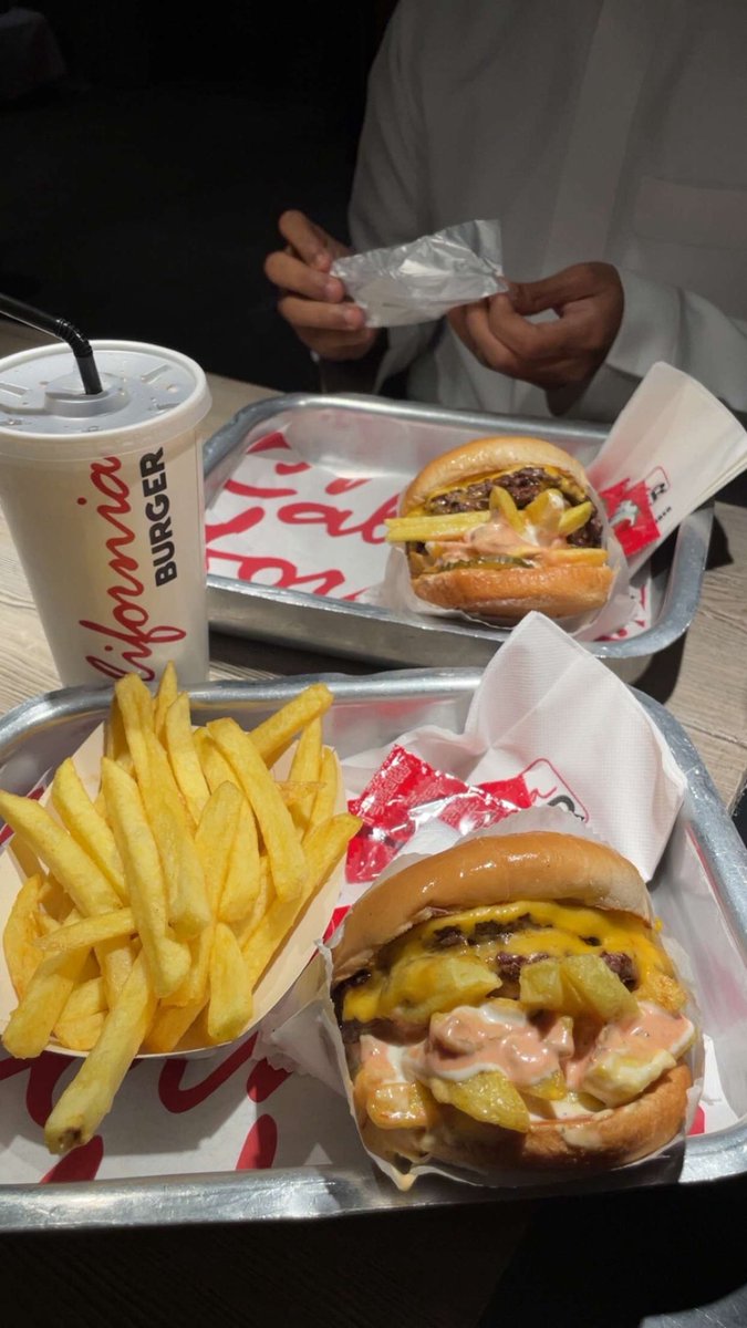 yu_ip8's tweet photo. The California burger الافضل https://t.co/7gqxDnMEj1