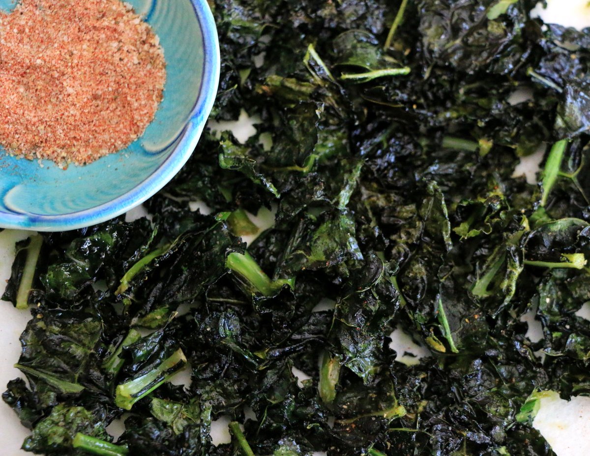 AnnaVocino's tweet photo. Get your crunch on with these delicious kale chips! Who knew eating greens could be so fun? #kalechips #healthysnack #snacktime #yum #veggiecrunch Recipe in Eat Happy: https://t.co/rXVWPPnhOx https://t.co/KCgpNTGwV4