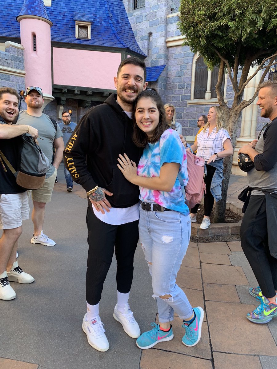 ash_mstrmnd13's tweet photo. me meeting @jonbellion in 2020 &amp; me last night experiencing his SOLD OUT Hollywood Bowl concert #BELLIONBOWL https://t.co/bXUb5hOPuz