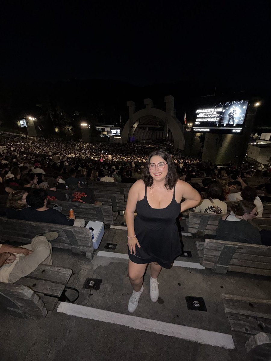 ash_mstrmnd13's tweet photo. me meeting @jonbellion in 2020 &amp; me last night experiencing his SOLD OUT Hollywood Bowl concert #BELLIONBOWL https://t.co/bXUb5hOPuz