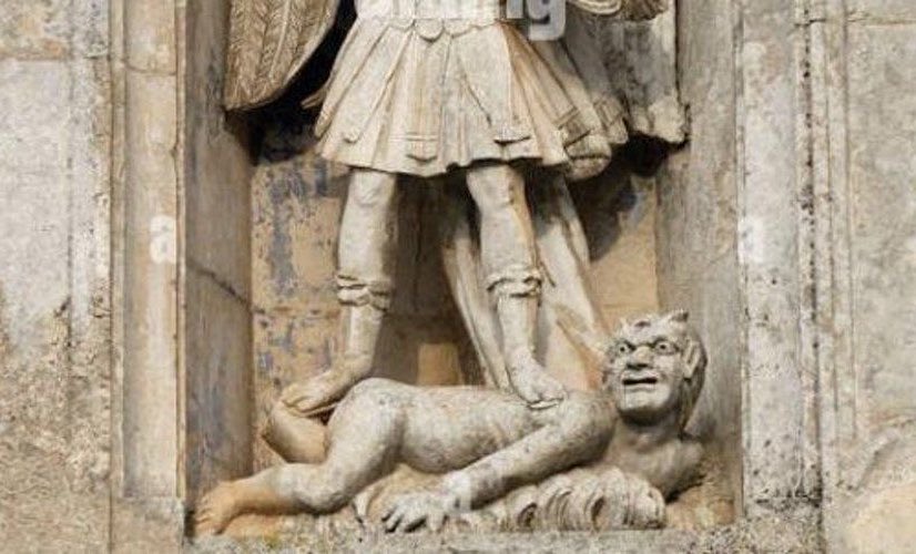 Polificcion's tweet photo. Esta foto es real. Está en alguna iglesia en Europa. No es IA ni retocada. Sí, cuando yo la vi tampoco lo podía creer. Digo. Por si creen que estoy bromeando. https://t.co/Bb4bho0xjD