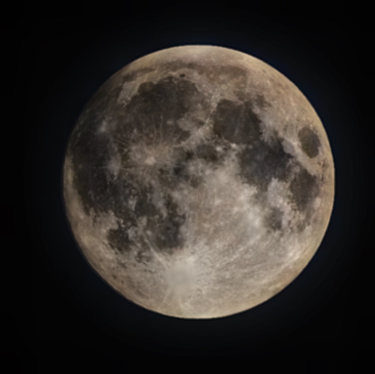 NeferSanguine80's tweet photo. Harvest Moon ❤️ #moonchild #harvestmoon #changing #twinflame #energy https://t.co/VJgjvCi9qp