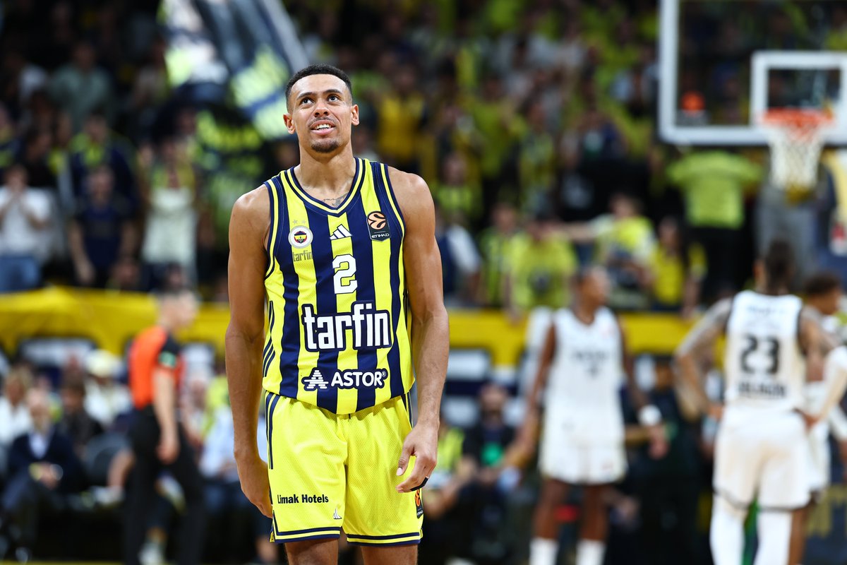 FBBasketbol's tweet photo. Evimizde taraftarlarımızla buluştuk. ✅
EuroLeague başladı. ✅
İlk maç, ilk galibiyet. ✅

Tam olarak modumuz şöyle 👇

#YellowLegacy #EuroLeague https://t.co/2Ugx3Fl4MY
