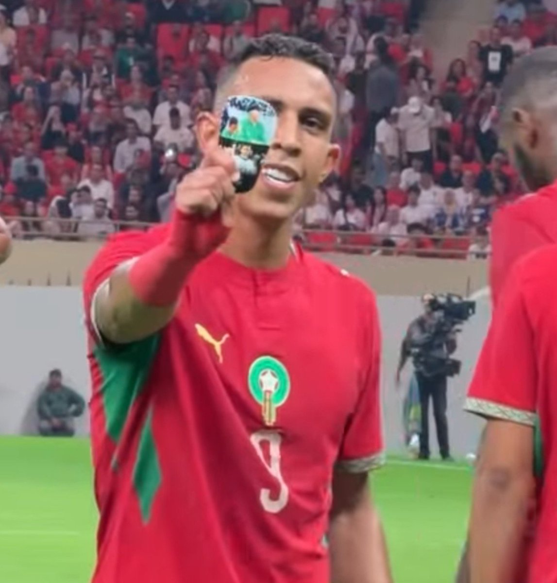 ActuFootMaroc's tweet photo. Soufiane Rahimi a rendu hommage à son père décédé après son but, Allah y rahmo. ❤️‍🩹🇲🇦

Innā liLlāhi wa innā ilayhi rājiʿūn, qu'Allah lui fasse miséricorde. 🤲🏼 https://t.co/ao3PiUrUQz